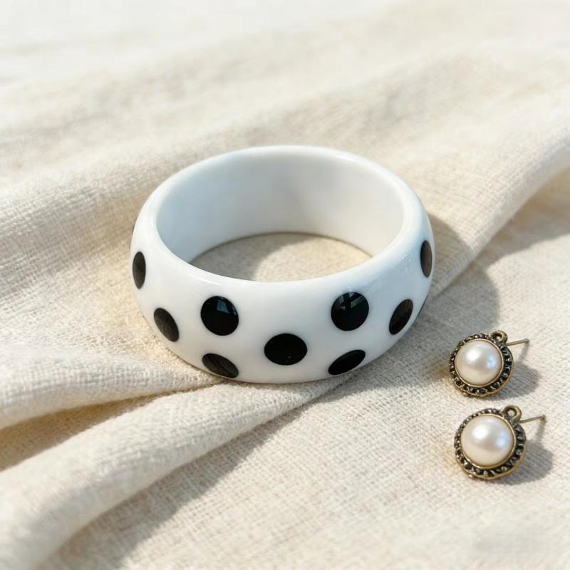 1Pcs European American Cross Border New Black White Spot Symmetrical High Grade Resin Bracelet Retro Fashion Luxury Round