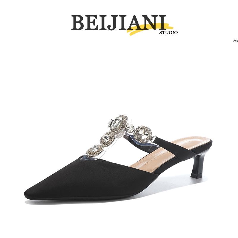 BEIJIANI 3582-7 Elegante silberne Strass T-Riemen Mules mit geschlossener Zehe