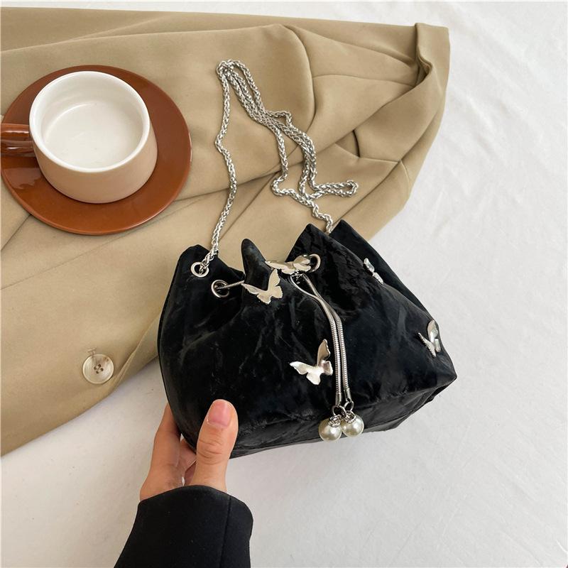 Niche design pleated strap butterfly shoulder messenger bag autumn new high-end versatile chain bucket bag