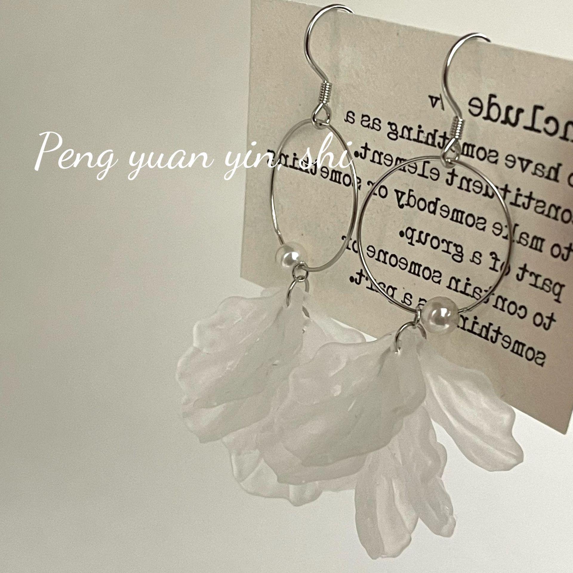 Su Chuang S925 Sterling Silver French-Style White Petal Pearl Shell Earrings for Women - Elegant, Lightweight, and Versatile. 925 Silver