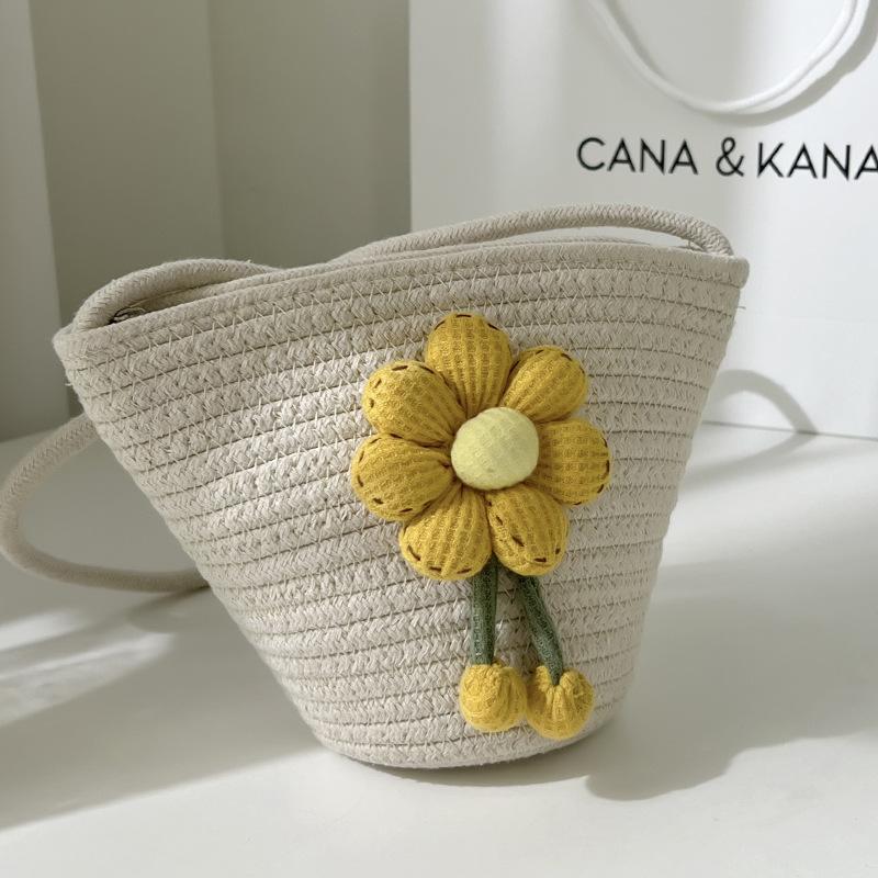 This Year's New Products Are Cute, Small, Fresh and Sweet, Versatile Buckets, Small Bags, Mori Flowers, Niche Versatile Messenger Bags, Women