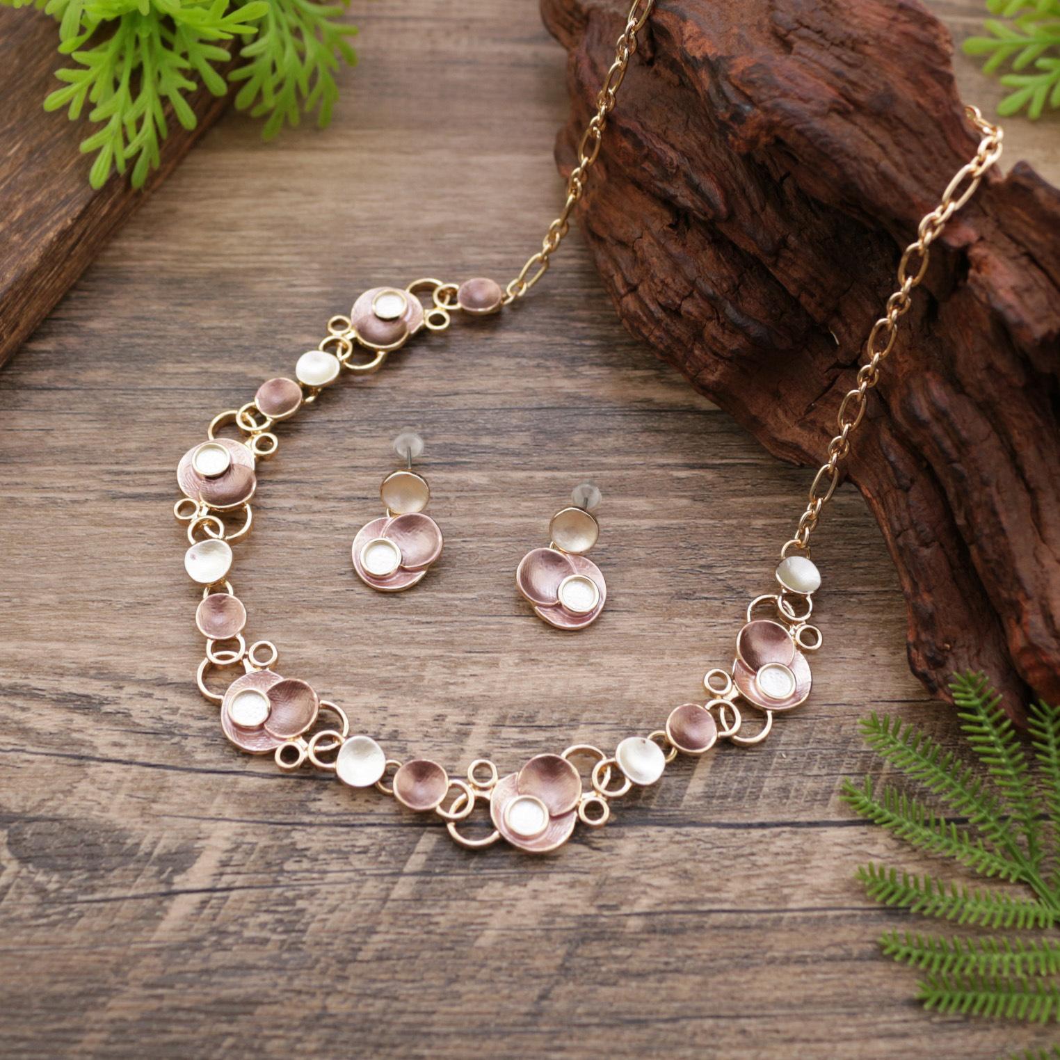 

Новый набор эмалевых серег-пусетов в форме круглых лепестков и ожерелья, женское модное простое геометрическое ожерелье с цветком