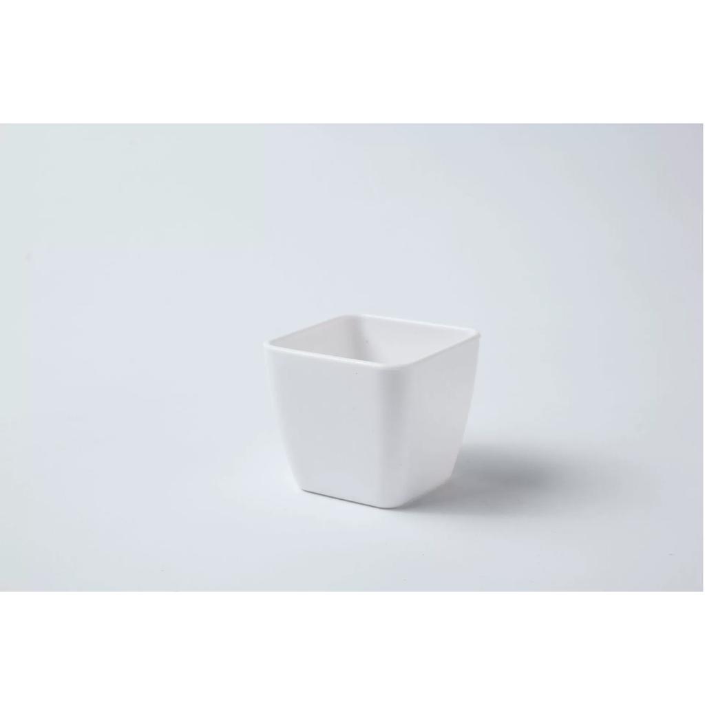 Square Desktop Plant Pot Plastic Container Small Indoor Planter Suitable for Succulents Cacti and Decorative Greenery Modern Minimalist Design