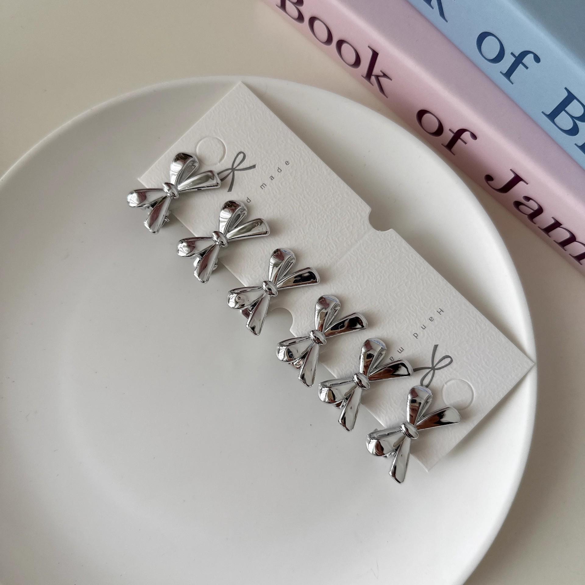 

Adorable Silver Bow Hair Clip for Babies