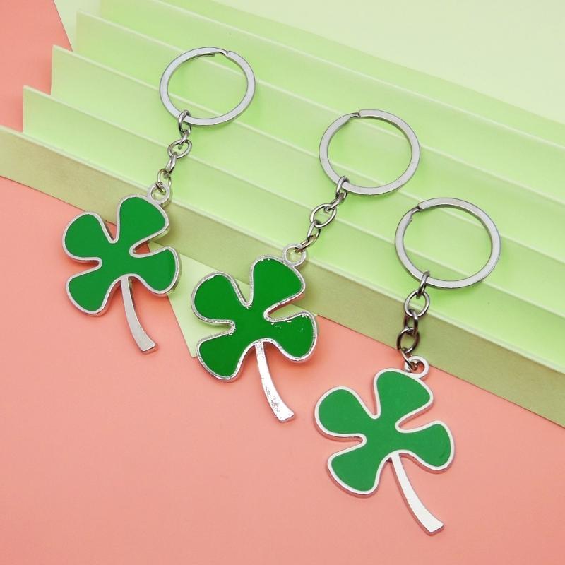 Creative Four Leaf Clovers Keychain Craft of Sturdy Alloy Materials Convenient for Students and Trendy Adults Daily Use