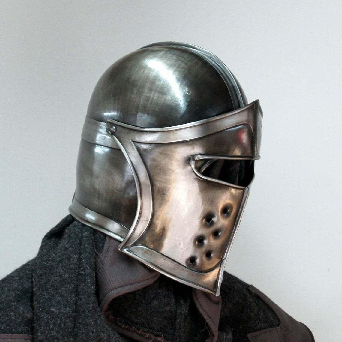 Средневековый шлем из черненой стали 18-го калибра из барбуты — фото 4