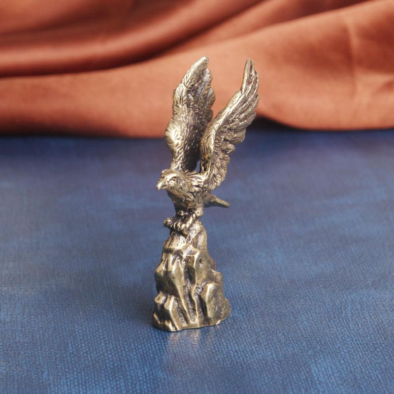 Винтажный латунный орел с расправленными крыльями Настольное украшение Грандиозные амбиции Бронзовая скульптура Ремесло Чайный питомец Украшение Старая медная посуда Кто
