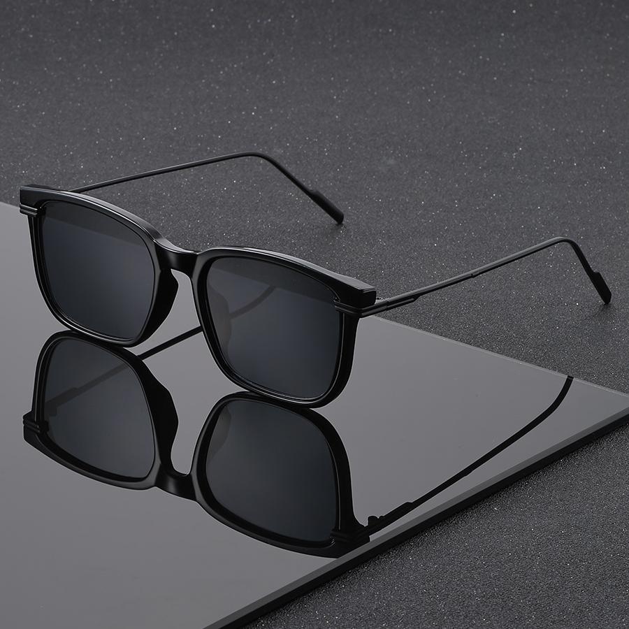 New Fashionable Large Metal Frame Sunglasses for Women Street Style Sun Glasses Trendy Optics