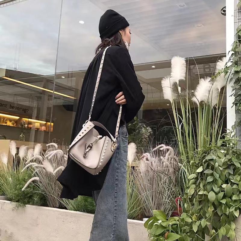 Echt Lederen Nieten Emmer Tas met Tijgerkop - Trendy Europese & Amerikaanse Crossbody Schouder Handtas