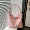 Popular super fire woven bag women's new highend shoulder underarm bag largecapacity commuter tote bag