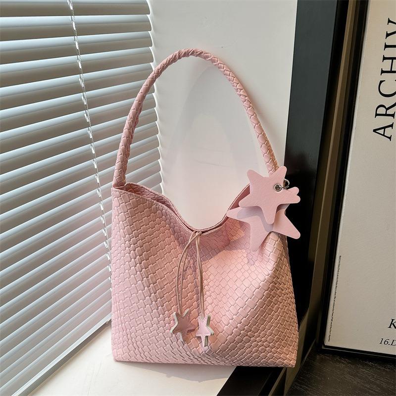 Popular super fire woven bag women's new highend shoulder underarm bag largecapacity commuter tote bag