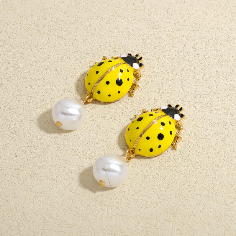 Colorful Dripping Oil Metal Ladybug Stud Earrings for Women Ladies Personality Design Imitation Pearl Pendant Earrings Jewelry