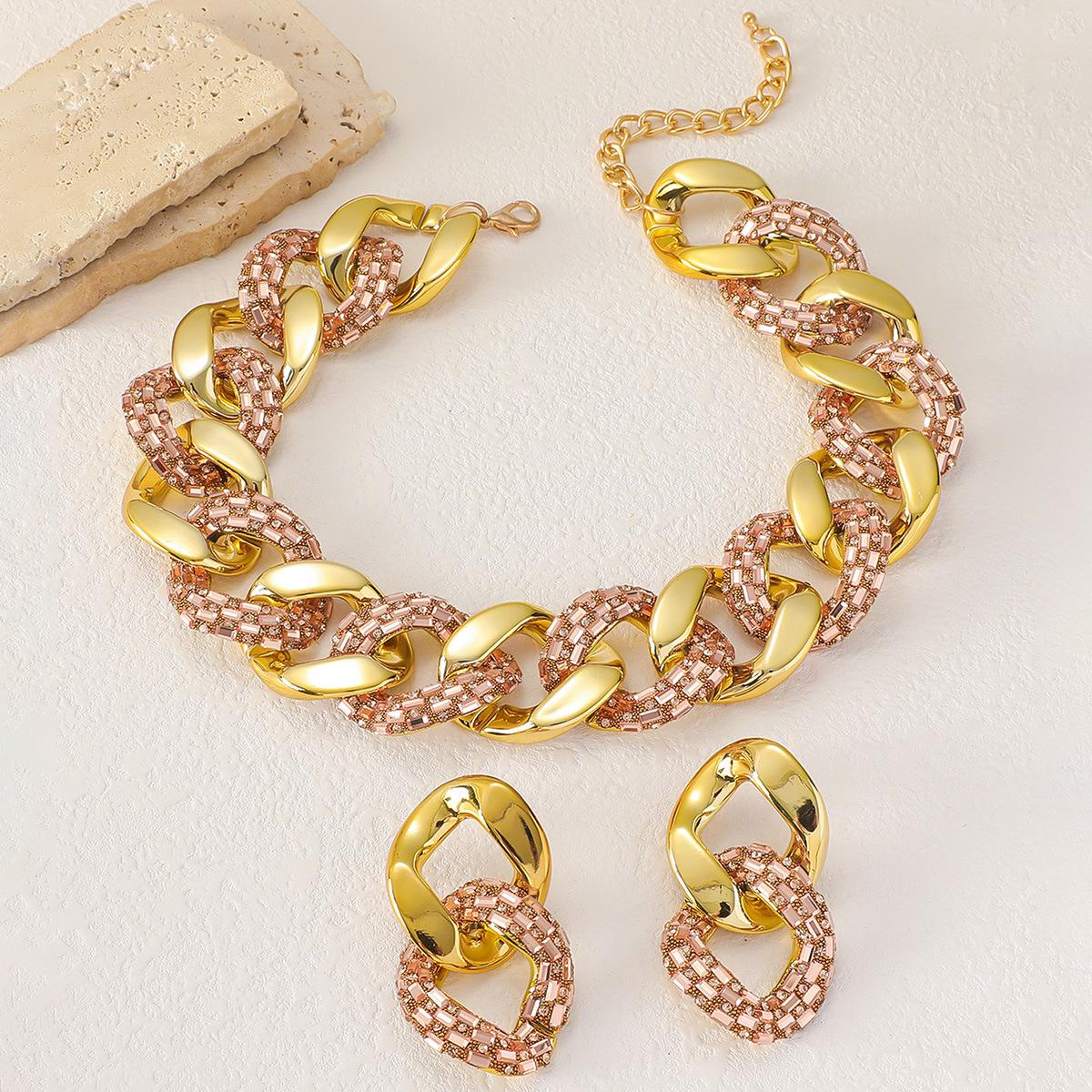 

Металлическое Личность Преувеличенное Геометрическое Ожерелье Набор Ювелирных Изделий Легкий Роскошный Дизайн Крученая Цепочка на Шею Подходит для Девушек