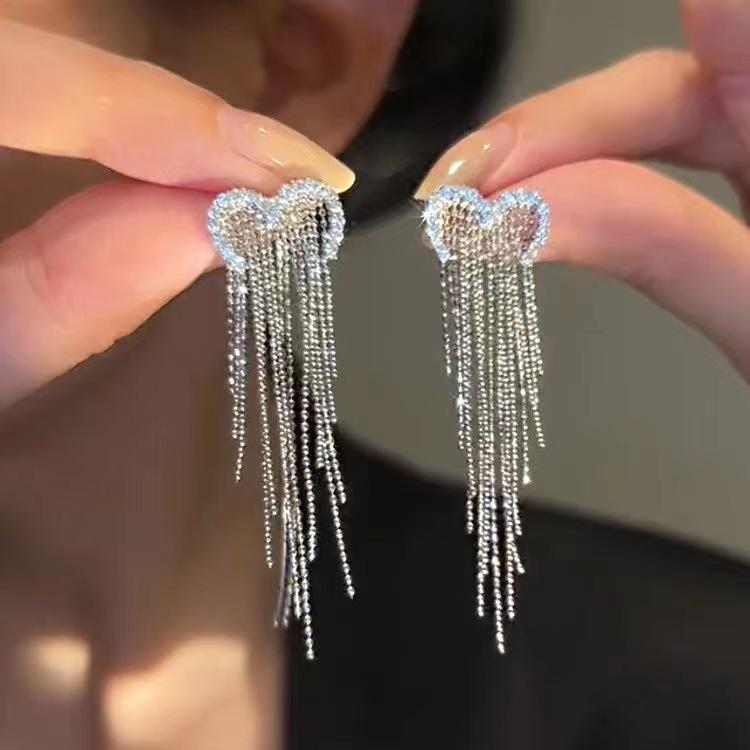 High-End Heart Tassel Earrings: Slimming, Long Dangle for Round Faces - Luxurious and Niche Design