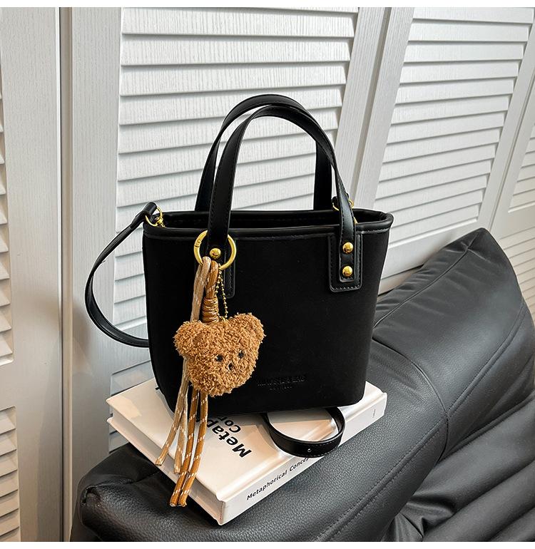 

Autumn and winter retro bucket bag women s 2025 new versatile shoulder bag high-end sense niche portable messenger bag tide чорний