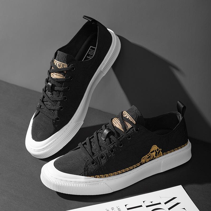 Sommer neue Herrenschuhe atmungsaktiv lässige Sport-Board-Schuhe Herren koreanische Version trendige Stickerei vielseitige Schnür-Canvas kleine weiße Schuhe
