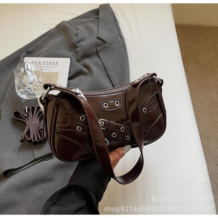 

2025 new fashion foreign style messenger bag women s versatile underarm bag high-end niche design commuter shoulder bag темно-коричневого