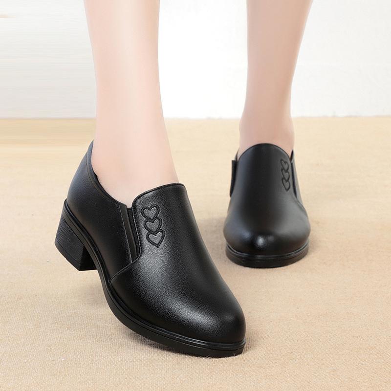 New Spring Autumn Mother Flats Shoes Soft Sole Loafers Round Toe Shoes  Flat Sole Non Slip Female Casual Leather Shoes