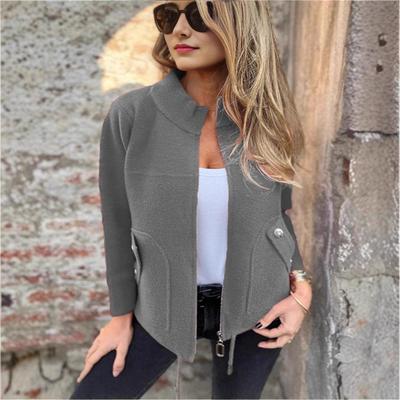 Graue Damen-Cropped-Jacke mit weißem Top und schwarzer Hose, Urbanes Freizeit-Outfit