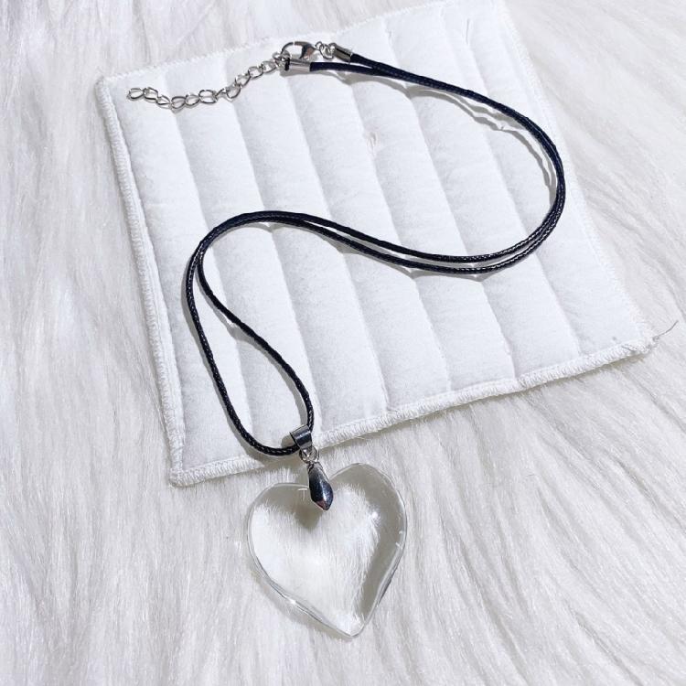 Einzigartige Schichtharz-Liebeskette mit vielseitigem PU-Lederriemen, stilvollem Anhänger und Schlüsselbein-Kette