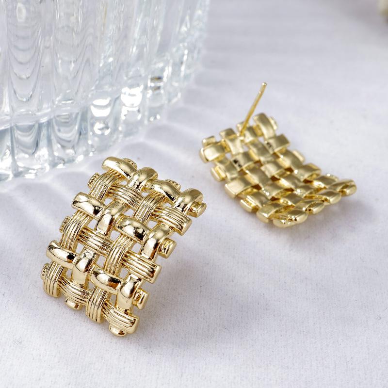 Metal Weave Stud Earrings: Sophisticated European and American Autumn/Winter Fashion for Women.