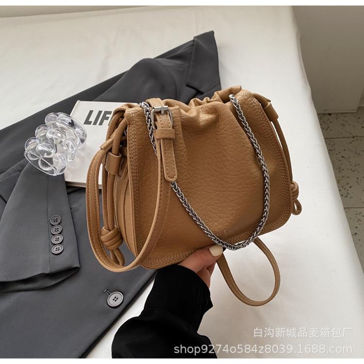 

Foreign niche commuter bucket bag women s 2025 new fashion and versatile cloud bag popular crossbody bag