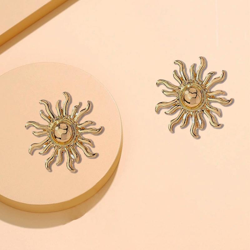 

Niche design small sun stud earrings, advanced cold wind stud earrings, versatile and fashionable temperament
