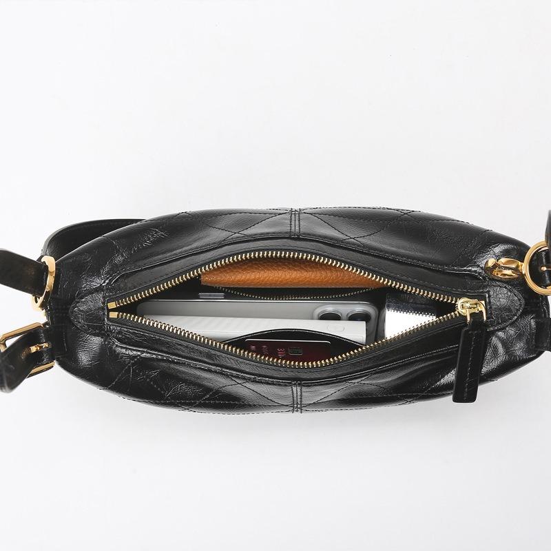 Shoulder bag High-end diamond dumpling bag Stylish and simple underarm bag Versatile women's messenger bag