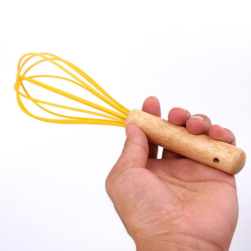 Moderner Silikon-Schneebesen mit Holzgriff zum Kochen und Backen