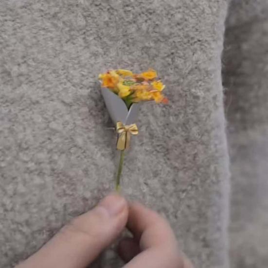 Broszka Miniaturowy Wazon Design Lekka Broszka ze Stopu z Kokardką Gładkie Błyszczące Wykończenie Noszalny Dodatek Artystyczny