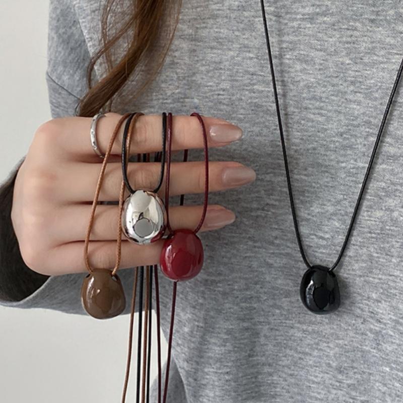 Stylish Women's Long Bean Wax Rope Necklace – Versatile Clavicle Chain Seen on Fashion Bloggers.