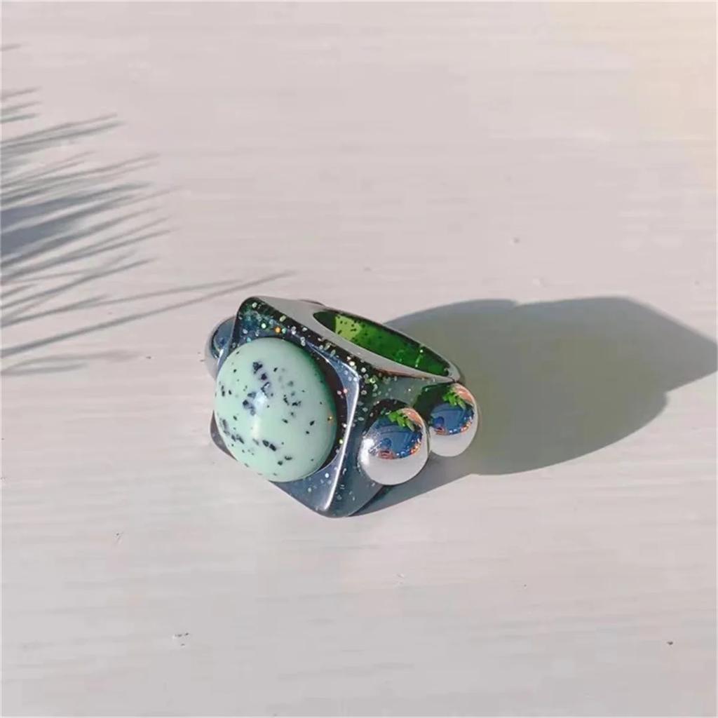 Übertriebener Harzring für Damen Acryl-Metallstreifen sind Rot und Grün Quadratischer Harz-Farbring Punk-Schmuck Zubehör Ringe