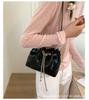 2025 pumping belt new fashionable solid color chain bucket bag simple casual retro large capacity shoulder messenger bag tide