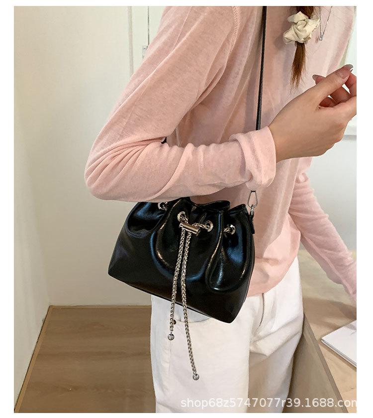 2025 pumping belt new fashionable solid color chain bucket bag simple casual retro large capacity shoulder messenger bag tide