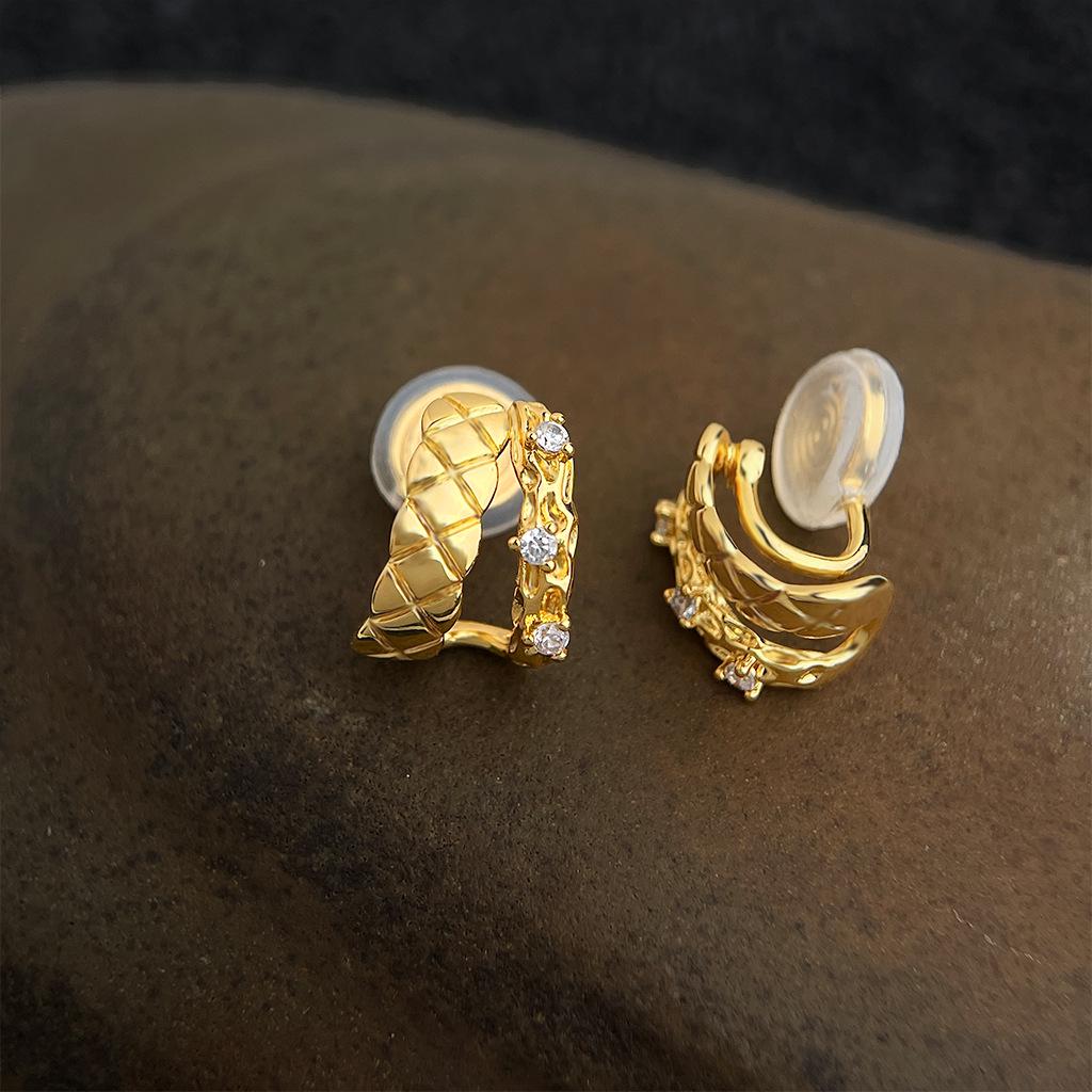 

Серьги из 18-каратного золота с цирконами в форме ромба и двойной C-образной формы - Роскошный и элегантный дизайн