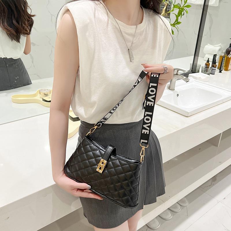 Embroidered rhombus buckle shoulder messenger women's bag, a new versatile light luxury Kelly bag