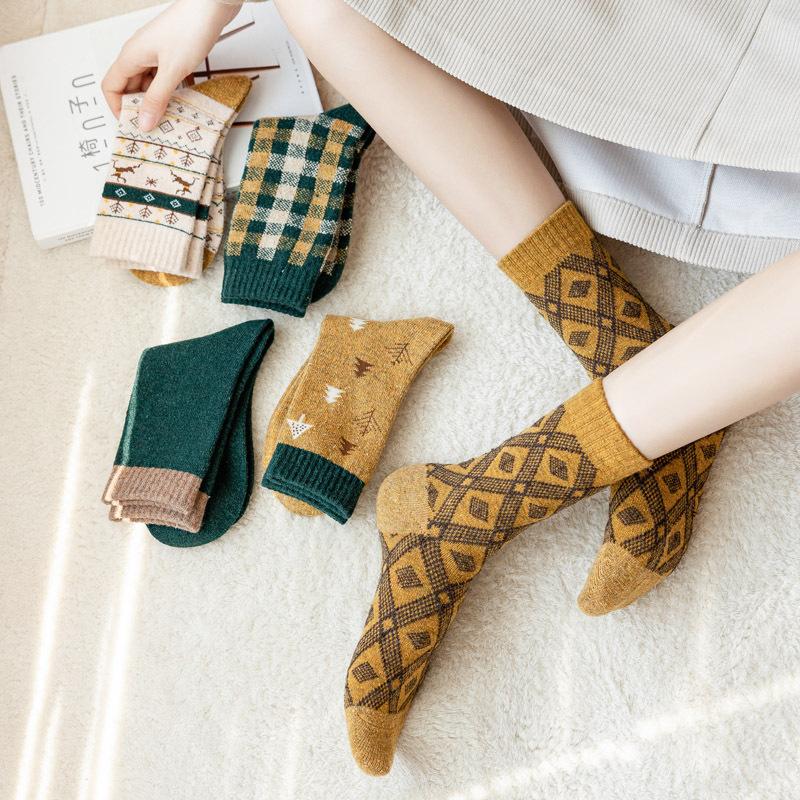5/10 Pairs Comfortable Casual Winter Thickened Warm Socks for Women Mid Calf Cute Yellow and Green Looped Socks Home Use Long Wool Socks