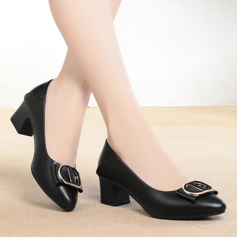 

Мода 2024 года. Элегантные бежевые туфли с квадратным носком. Каблук. Женские туфли с металлическими аксессуарами. Удобная симпатичная обувь. Простые туфли на среднем каблуке. Мода. 37(Foot23.5cm)