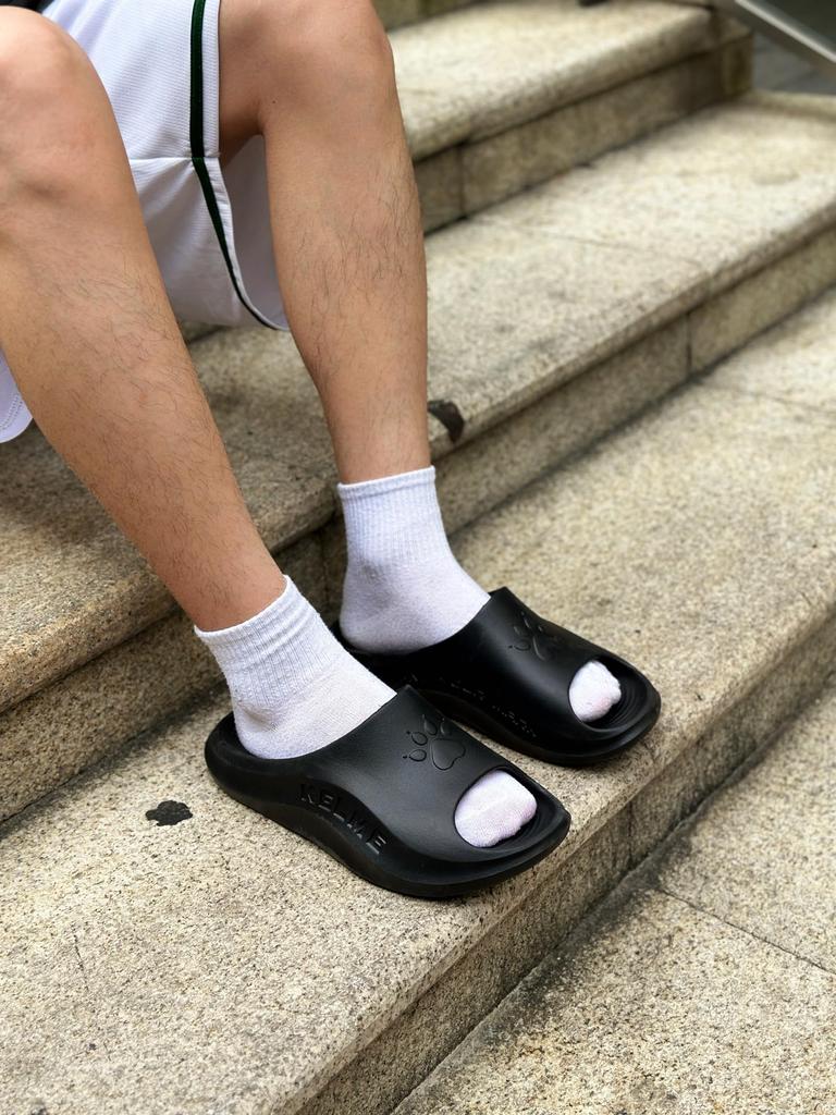 Kelme Hausschuhe, Fußball/Basketball Anti-Rutsch Sandalen, Outdoor/Strandschuhe, Fußgewölbestützung, Stoßdämpfung, Dicke Sohle, Unisex