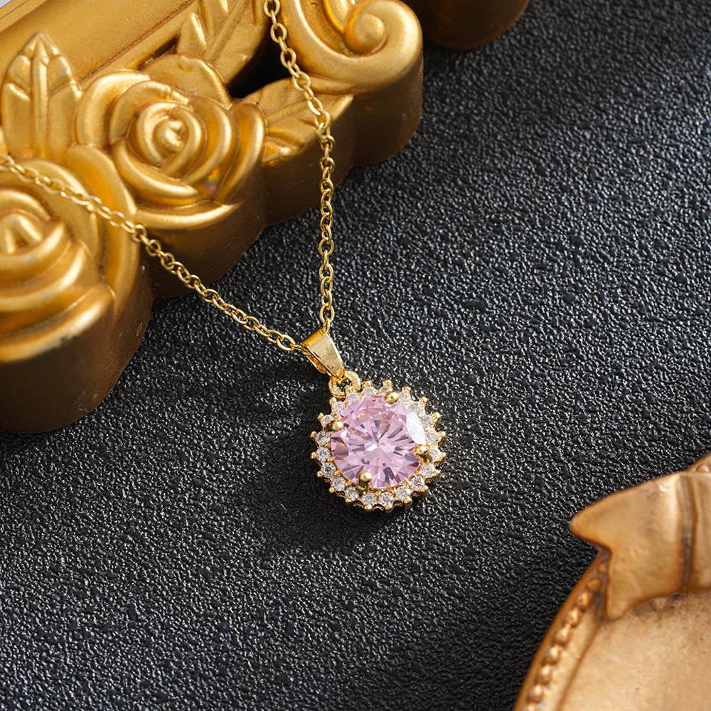 Elegant Women s Round Necklace with Emerald Heart Pendant, Copper Micro-Inlaid Zircon, Titanium Steel – Stylish and Versatile Jewelry.