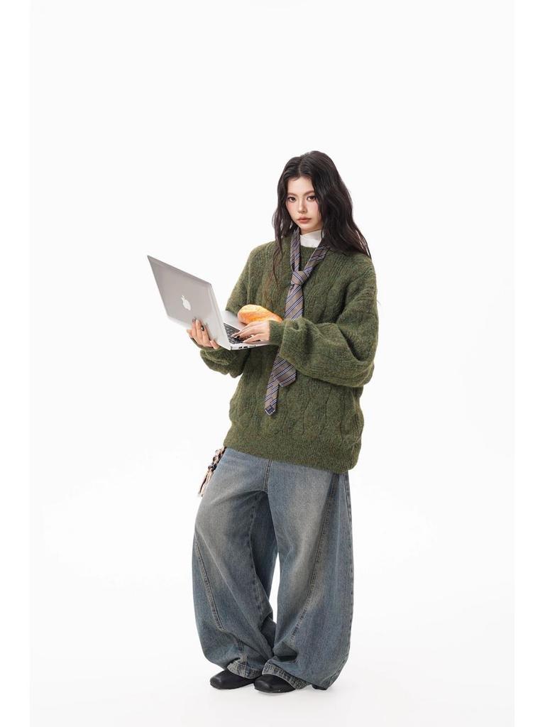 Men's Retro Cable Knit Sweater - Loose Fit, Round Neck, Autumn/Winter Pullover.