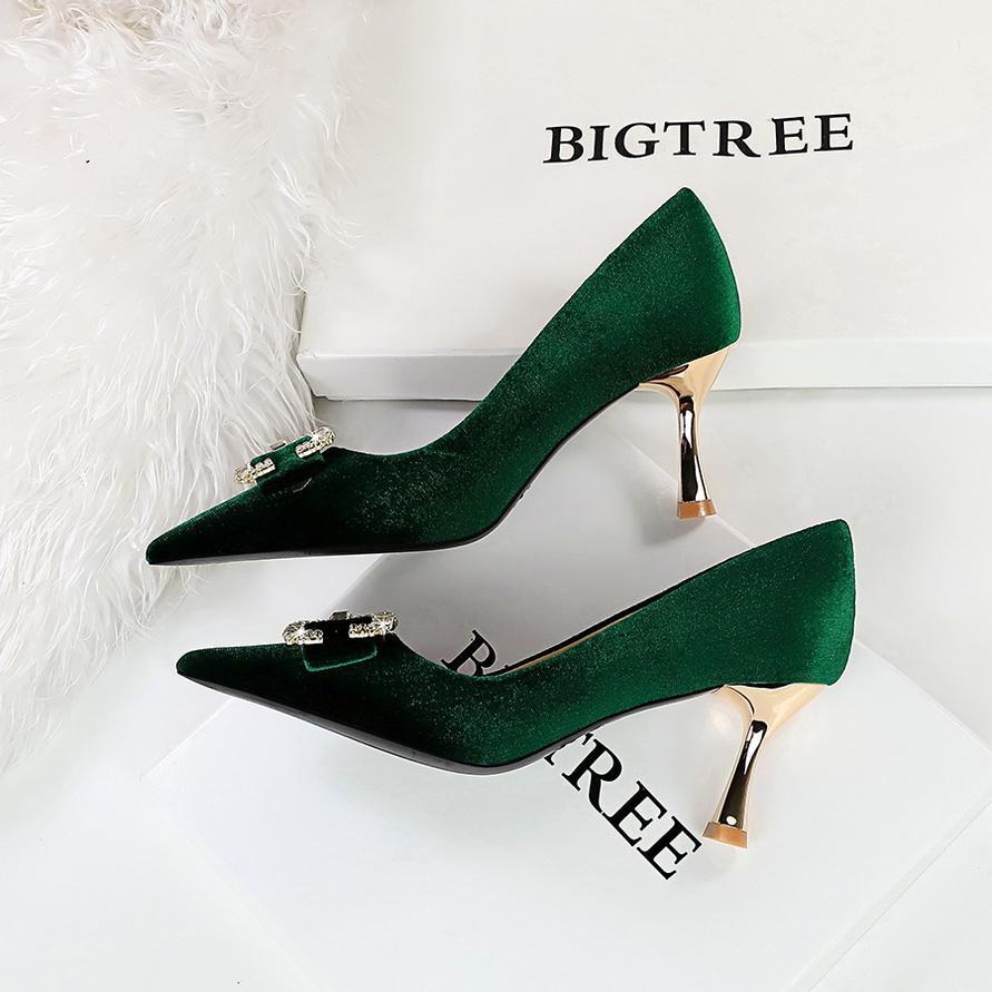 Bankett for kvinner med høye hæler semsket skinnoverflate med grunt munn, spiss metall perle rhinestone spenne enkeltsko