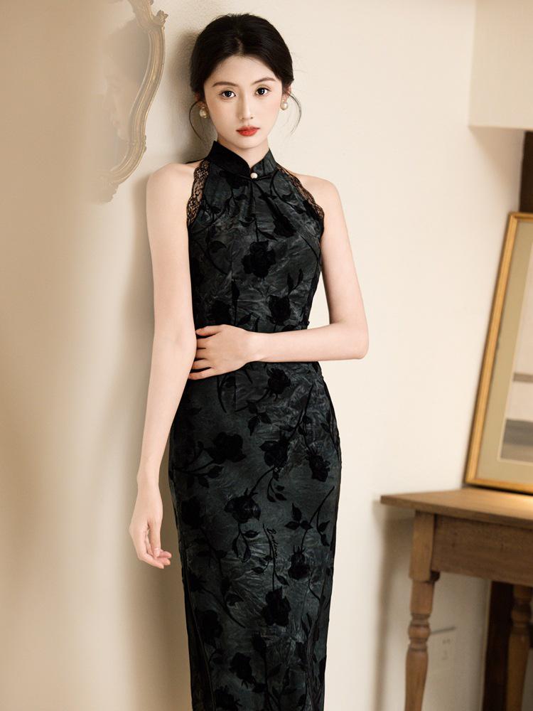 Slim Black Velvet Halterneck Cheongsam: 2025 Young Style Evening Dress