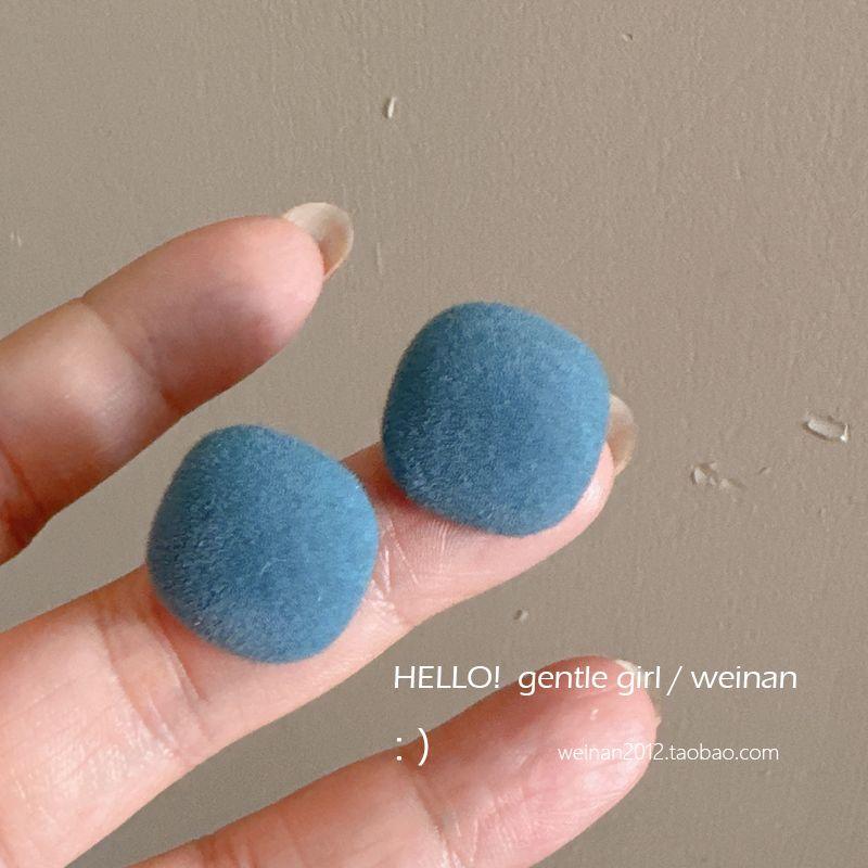 

Осень и Зима Нежный Стиль Москитная Спираль Клипса для Ушей Женская Квадратная A pair of haze blue earrings