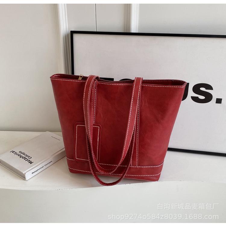 

2025 New Summer Large Capacity Tote Bag Fashionable Solid Color Women s Commuter Shoulder Bag Personalized Foreign Handbag