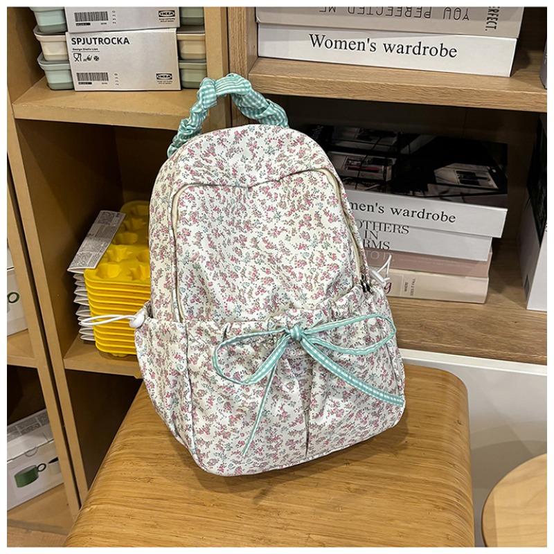 New fresh, sweet and cute little flower backpack, lightweight spring outing for junior and high school students, and large-capacity backpack.