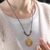 Collana Laccetto Intrecciato Fatto a Mano con Ciondolo Dorato: Stile Unisex di Alta Gamma