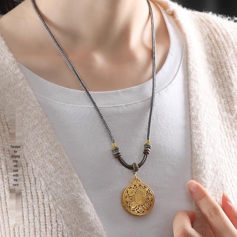 Collana Laccetto Intrecciato Fatto a Mano con Ciondolo Dorato: Stile Unisex di Alta Gamma