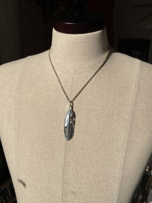 Helldorado Hd Feather Pendant 01