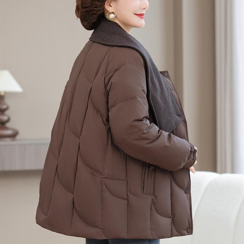 Nadměrná velikost XL-6XL Dámská krátká prošívaná bunda středního věku Zimní svrchní oděv s kapucí Elegantní výšivka Hřejivé péřové kabáty